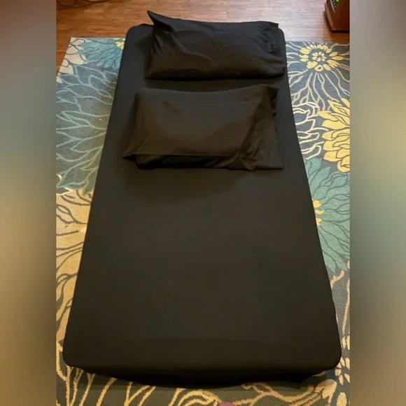 TWIN SIZE BLACK SHEET SET 2 PILLOWCASES NO STAINS OR FLAWS STORED IN CLOSET 🥱😴🛌 - Picture 4 of 9
